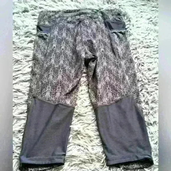 NWOT Athleta Be Free Grey Pattern Workout Gym Yoga Active Crop Legging SZ S - Picture 2 of 3